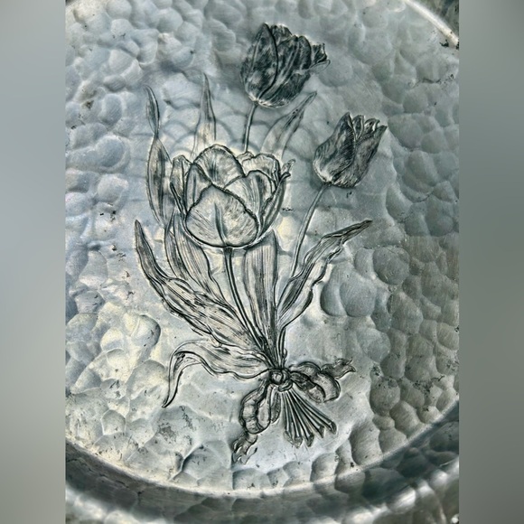 Vintage hand wrought hammered aluminum Tulip serving plate with handles. - Picture 2 of 5